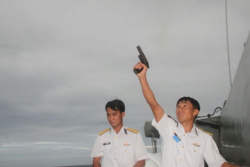 Sĩ quan tàu Lý Thái Tổ (HQ-012) bắn pháo hiệu bắt đầu cuộc diễn tập tìm kiếm cứu nạn